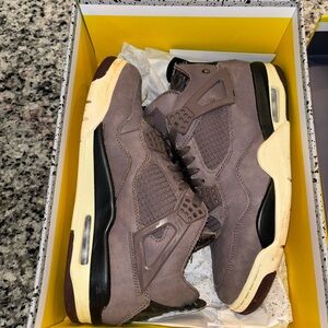 Jordan 4 Retro
A Ma Maniére Violet Ore